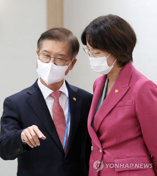 이정식(왼쪽) 고용노동부 장관과 이영 중소벤처기업부 장관.연합뉴스